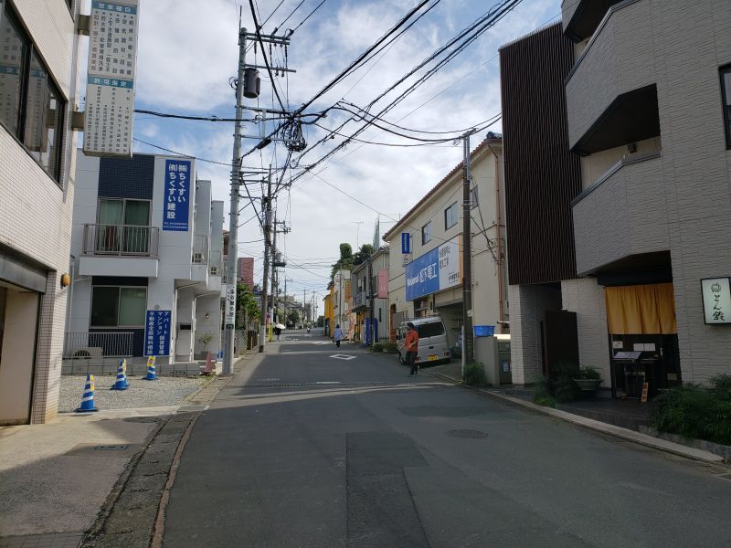 柿生駅南口前・T字路の左