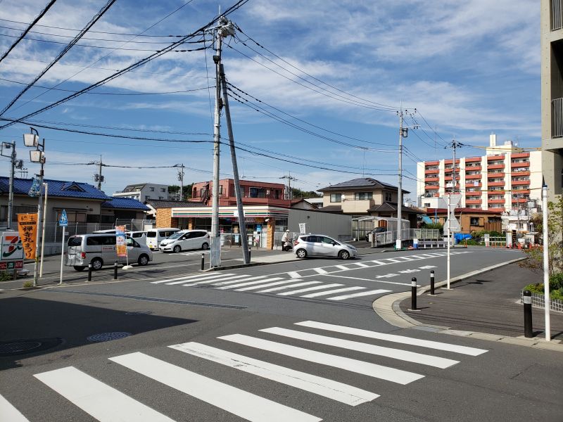 柿生駅南口前・セブンイレブン