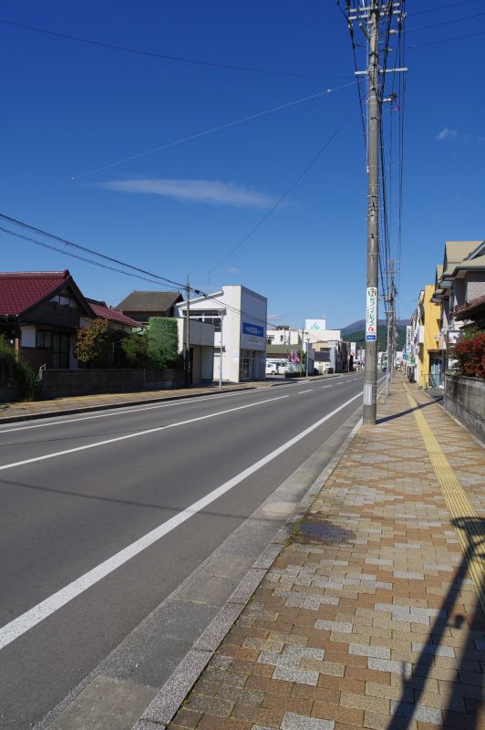 盛駅前の通りを歩く