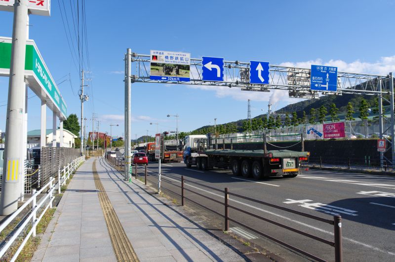 釜石駅前の工場と道路