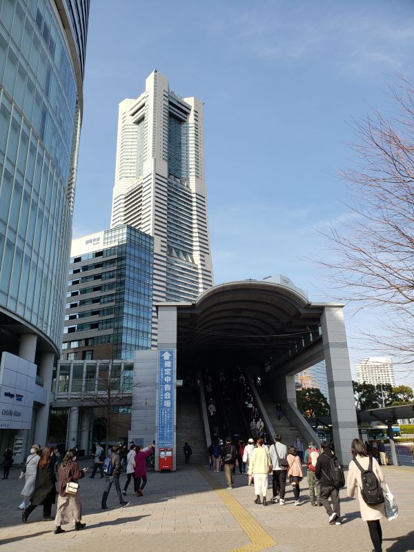 桜木町駅前
