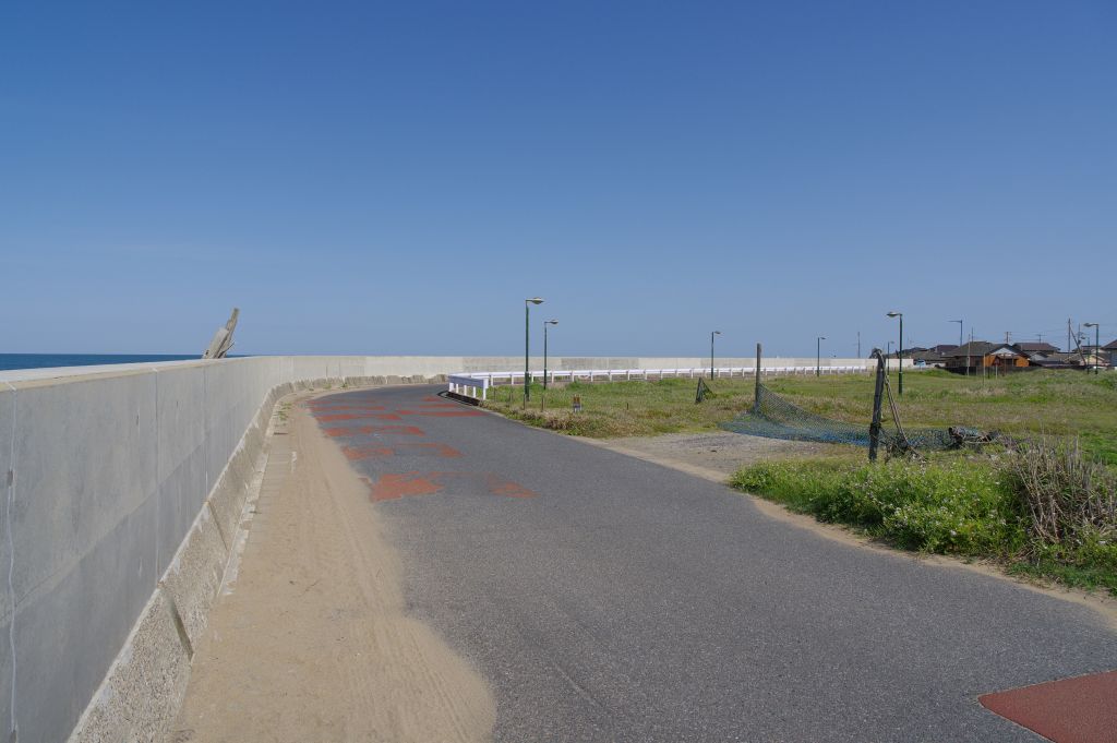 長崎海水浴場付近の防潮堤沿いの道路