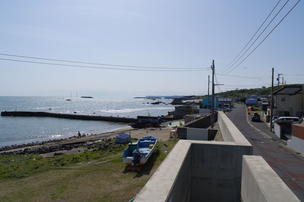 長崎鼻の眺望・右側の漁港と煌めく海