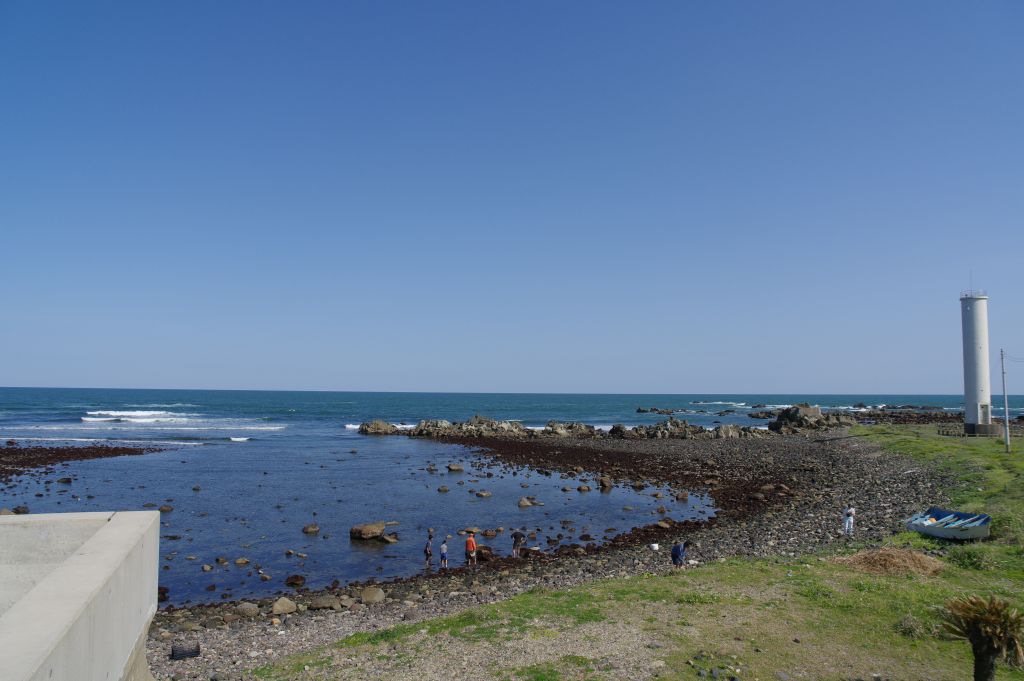 長崎鼻の眺望・左側の海・岩々と波