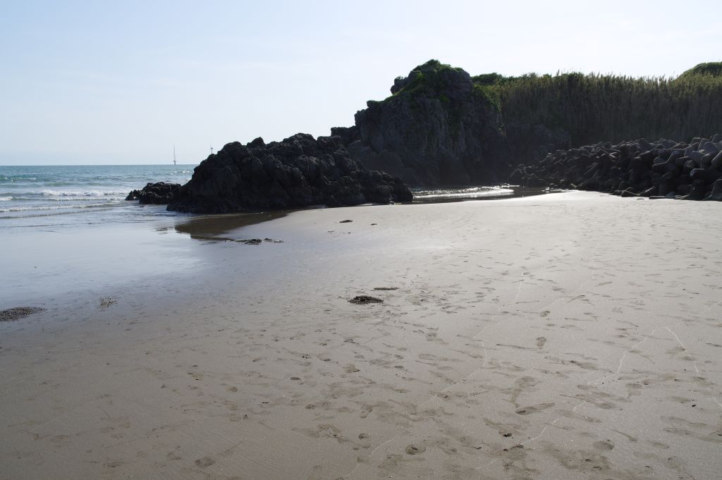 千騎ケ岩の浜・右側の岩々