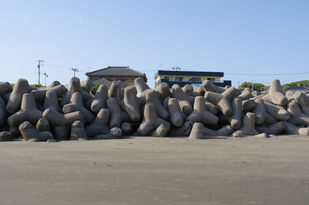 千騎ケ岩の浜・背後のテトラポットと海の家