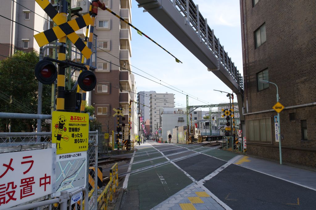 北品川駅前の踏切