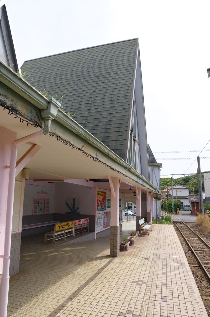 銚子電鉄・観音駅・ホームの三角屋根