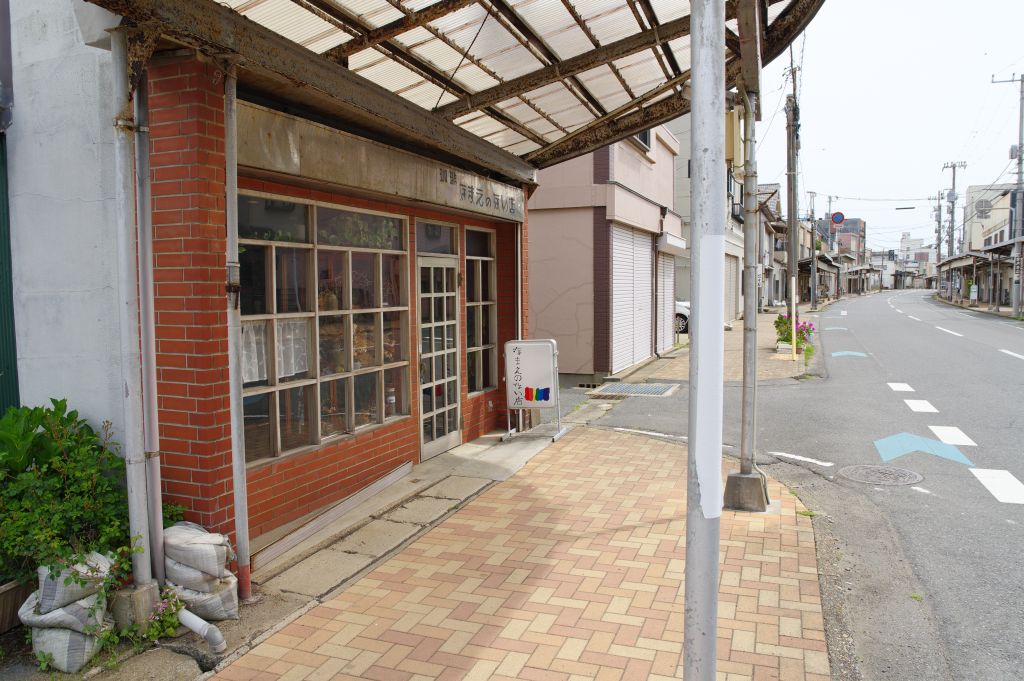 飯沼観音北側の通り・喫茶店