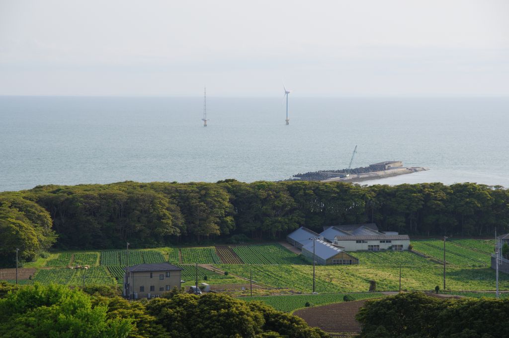 地球の丸く見える展望館・洋上の風力発電所