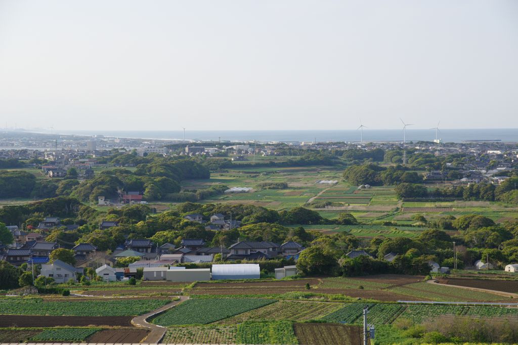 地球の丸く見える展望館・北側の畑や風車や水平線