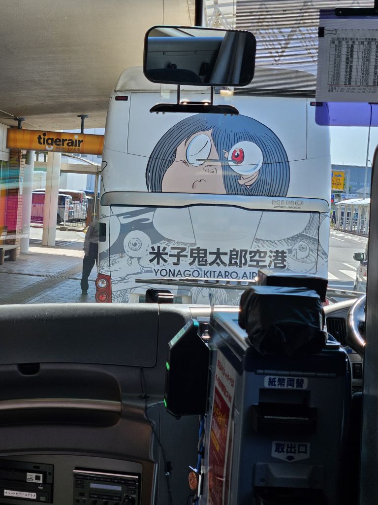 前のバスに鬼太郎の絵