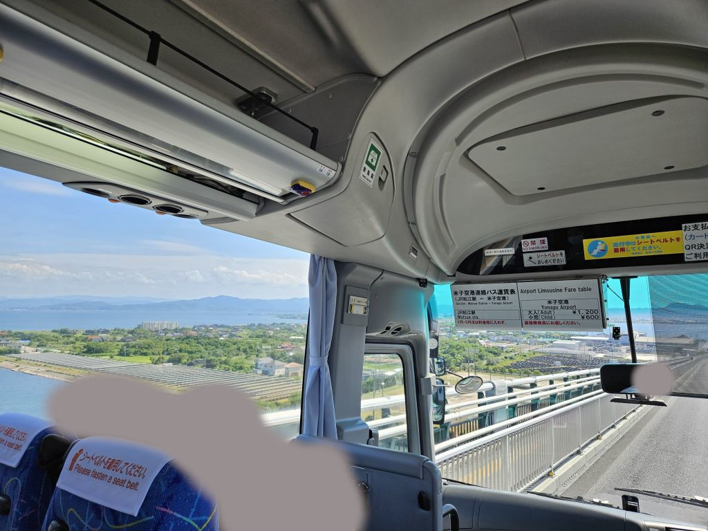江島へ坂を下る
