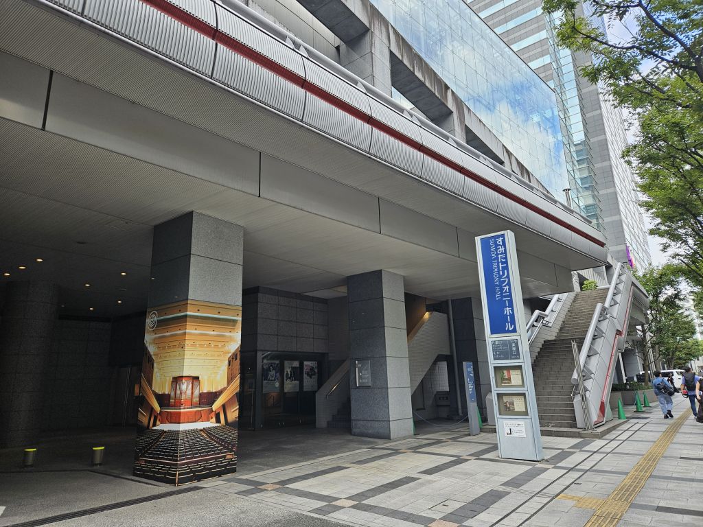 ホール前