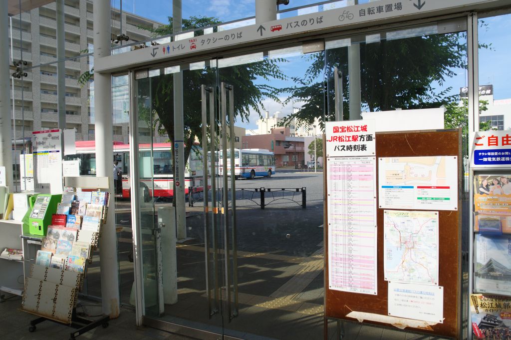 松江しんじ湖温泉駅・駅舎内から出入口