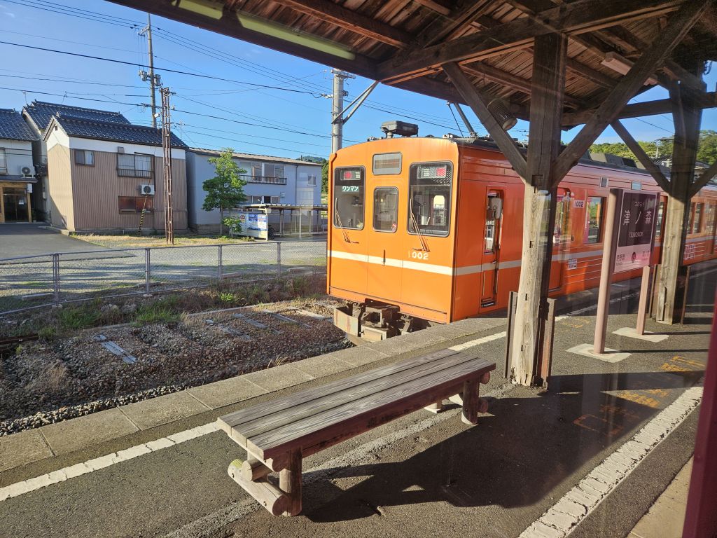 ばたでん車窓・津ノ森駅と対向電車
