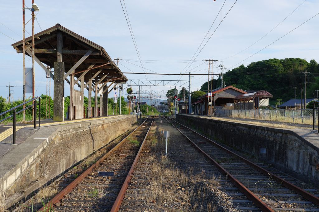 一畑口駅・構内踏切から見るホーム全体