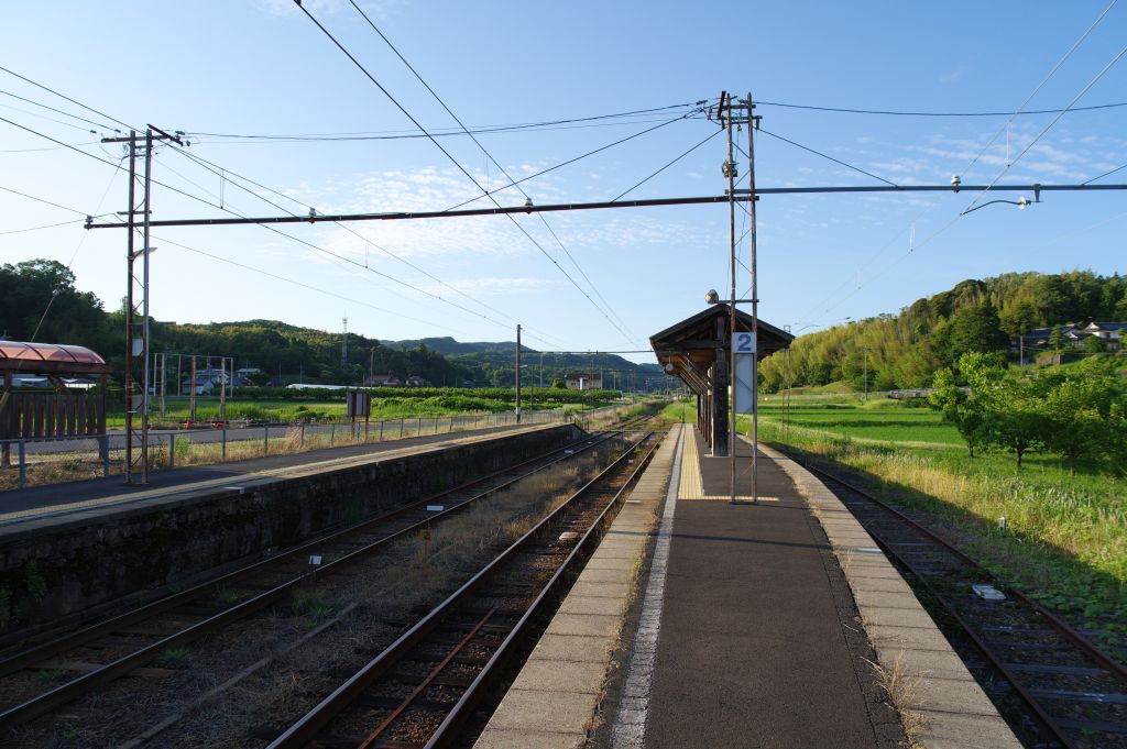 一畑口駅・ホームと田園風景