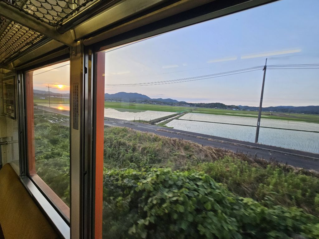 ばたでん夕方車窓・夕陽と田園風景