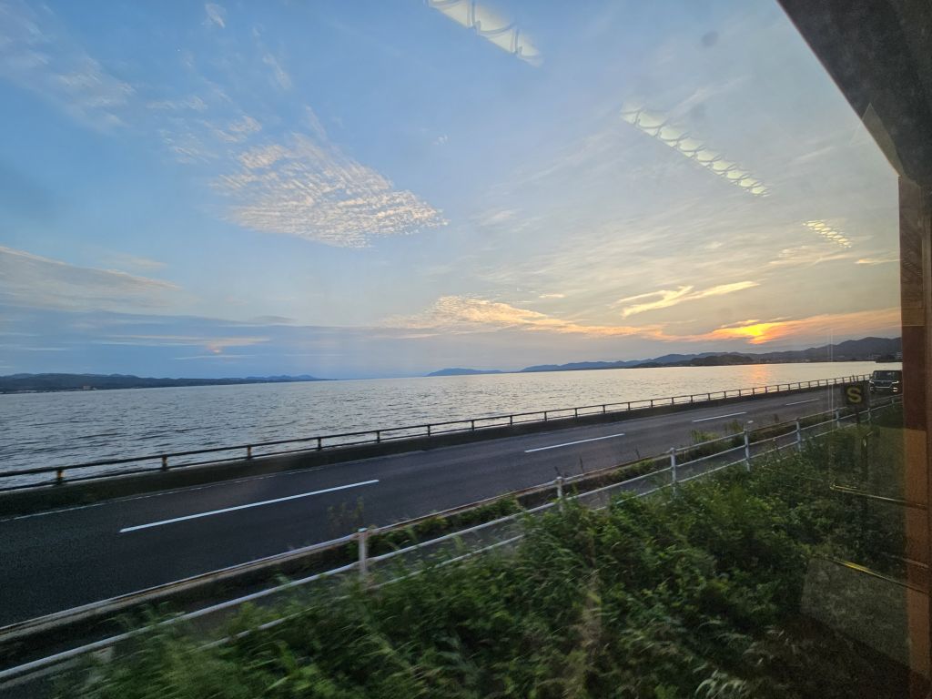 ばたでん夕方車窓・宍道湖と夕陽