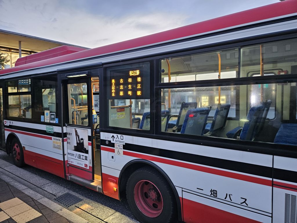 松江しんじ湖温泉駅・バスが到着