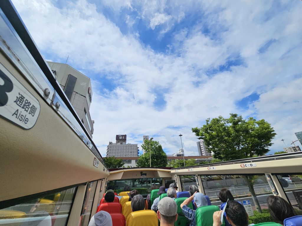 オープンバスに乗車・ホテル前