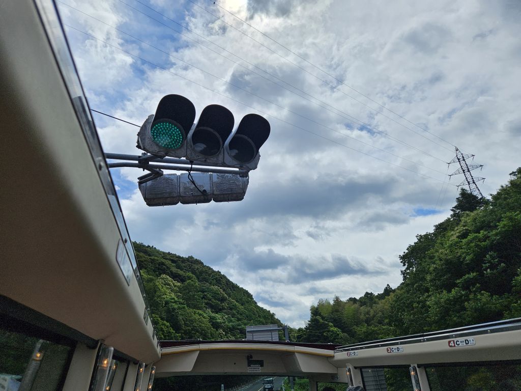 オープンバスに乗車・頭上の信号機