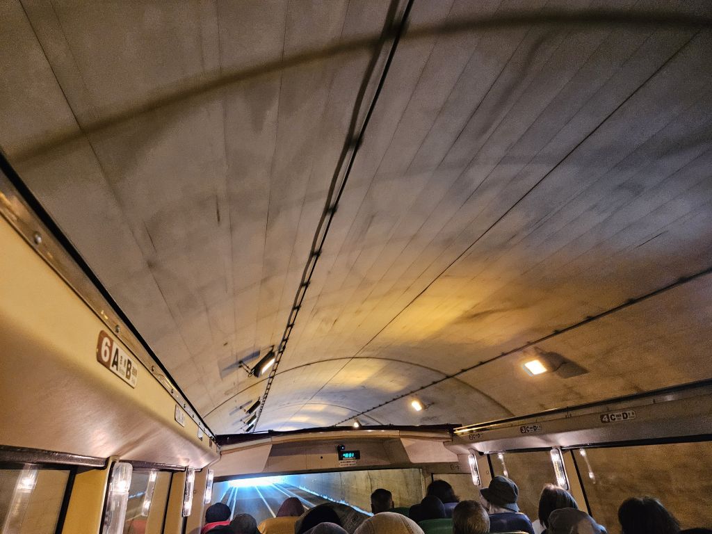 オープンバスに乗車・トンネル内