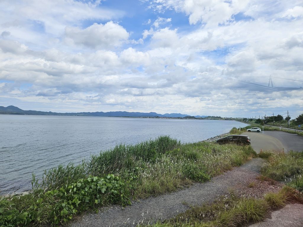 オープンバスに乗車・湖上の道