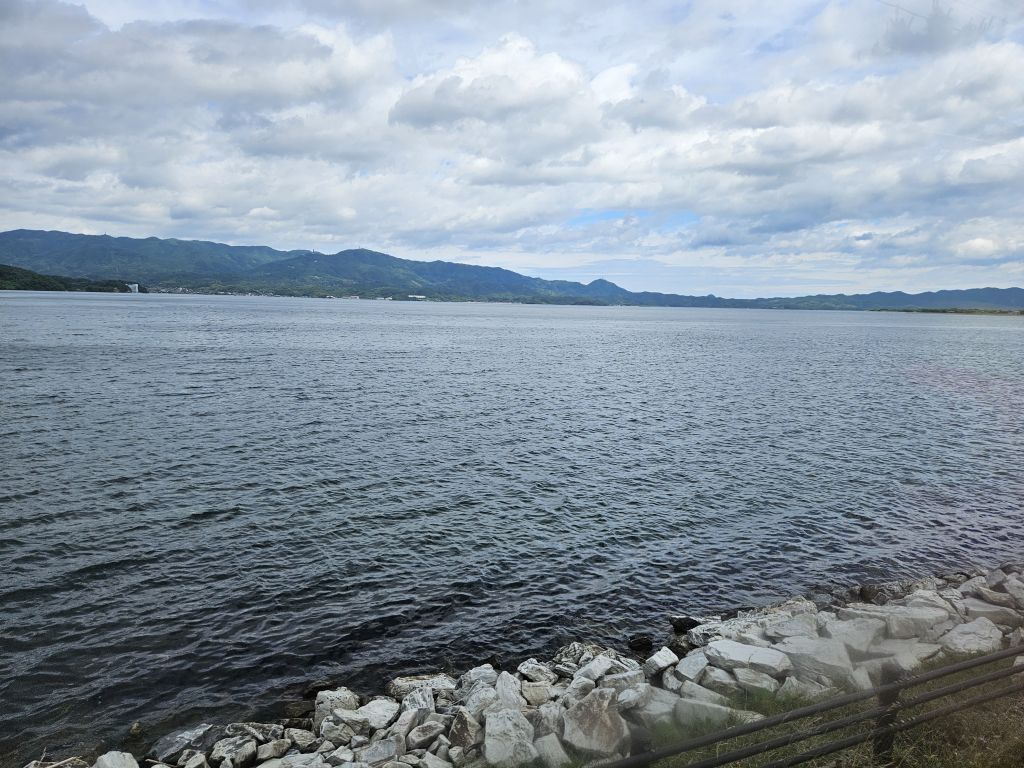 オープンバスに乗車・湖上の道