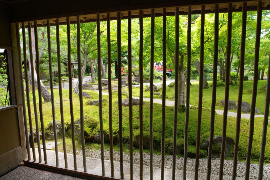由志園・庭園・木の柵越しの庭園
