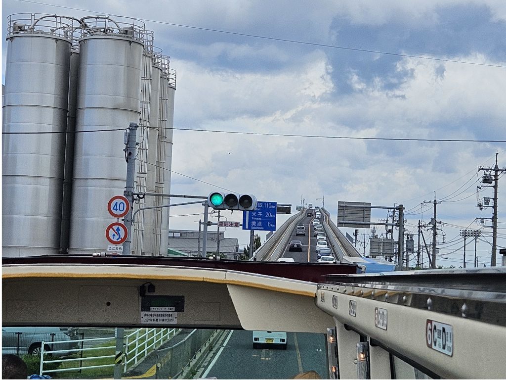 ベタ踏み坂(江島大橋)・手前