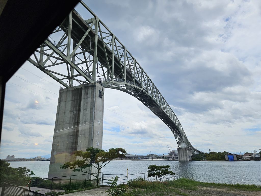 境水道大橋をくぐる