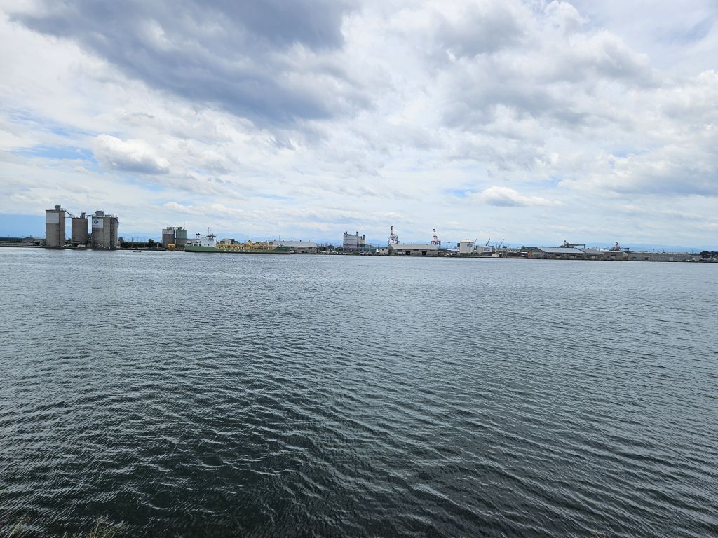 対岸は境港の港湾地区