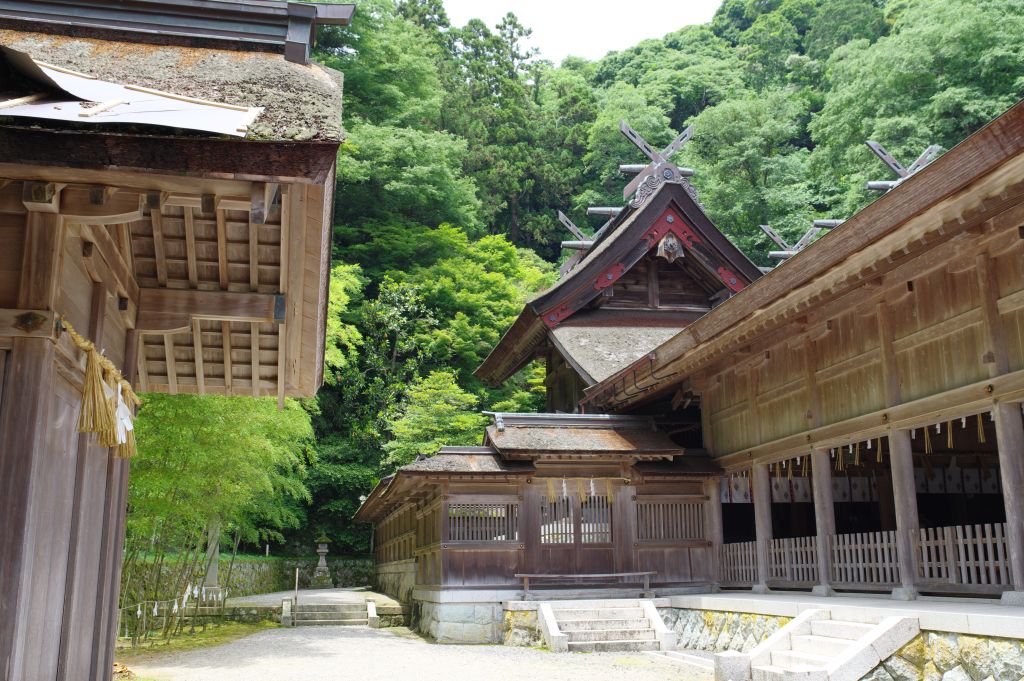 美保神社・左からの本殿