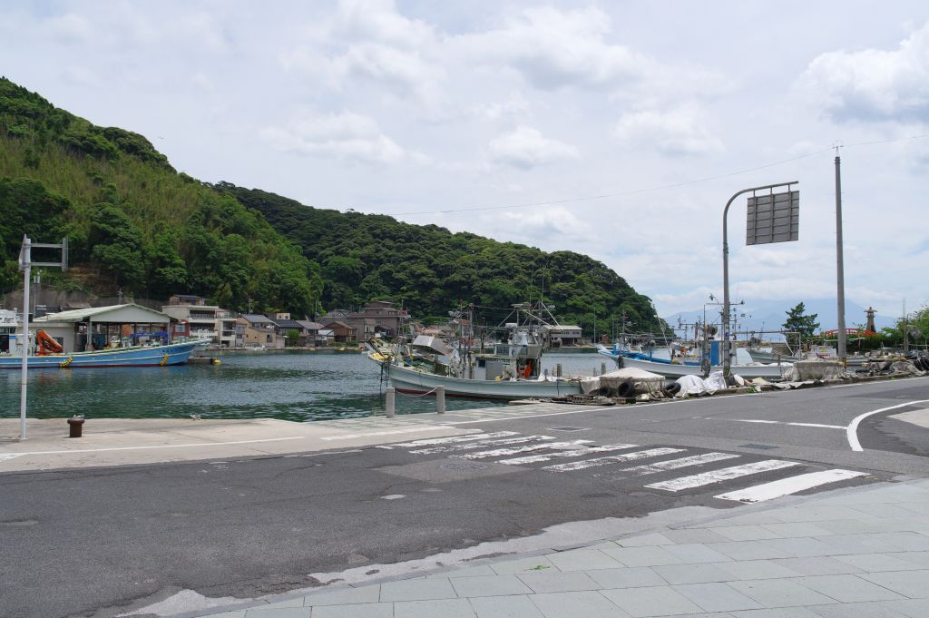 美保神社・鳥居を出て海