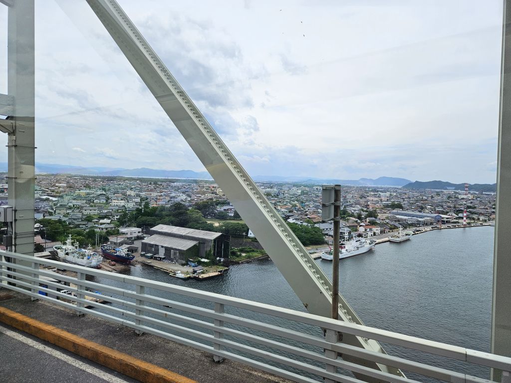 境水道大橋の上から
