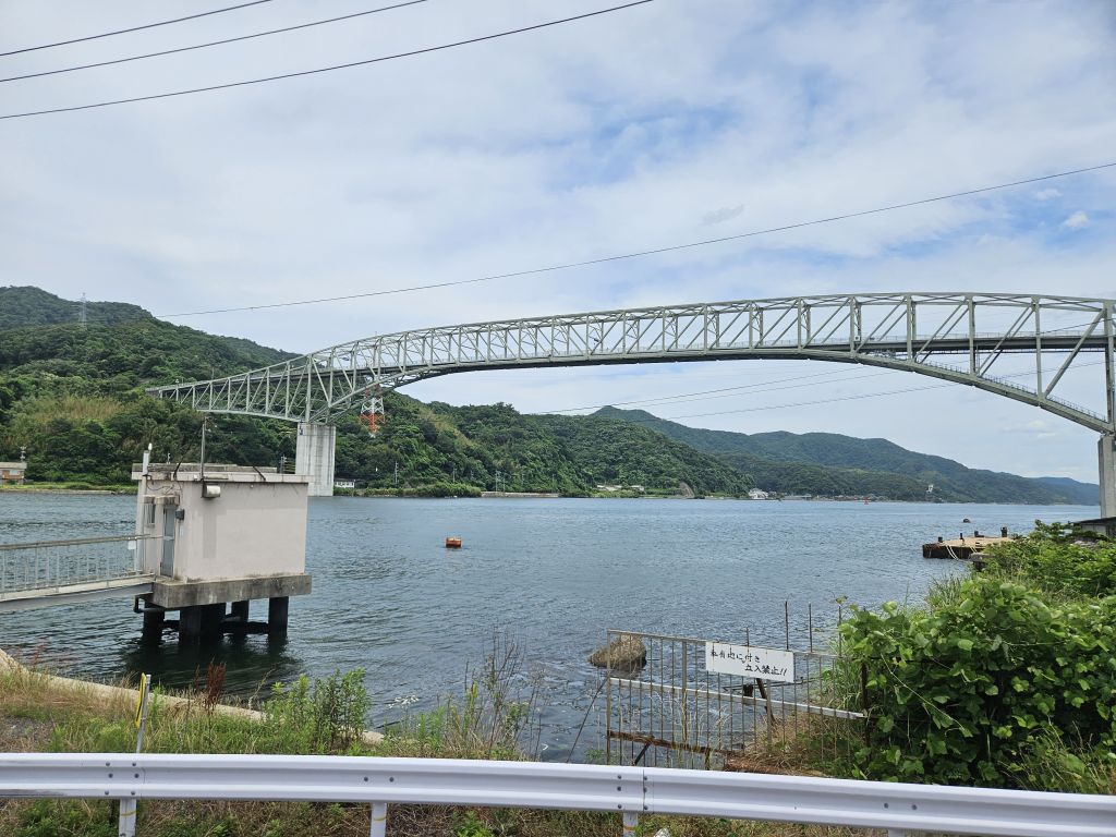 境水道大橋を眺める