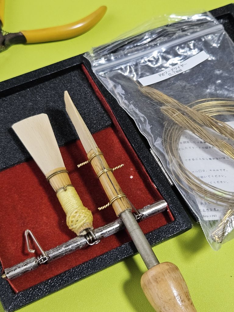 コントラファゴットのリードの調整、糸巻完了しラッカーを塗った