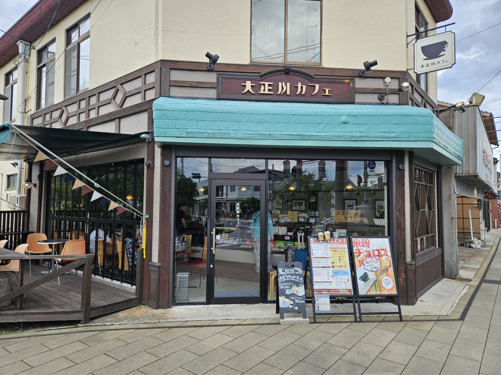 大正川カフェ・お店の前