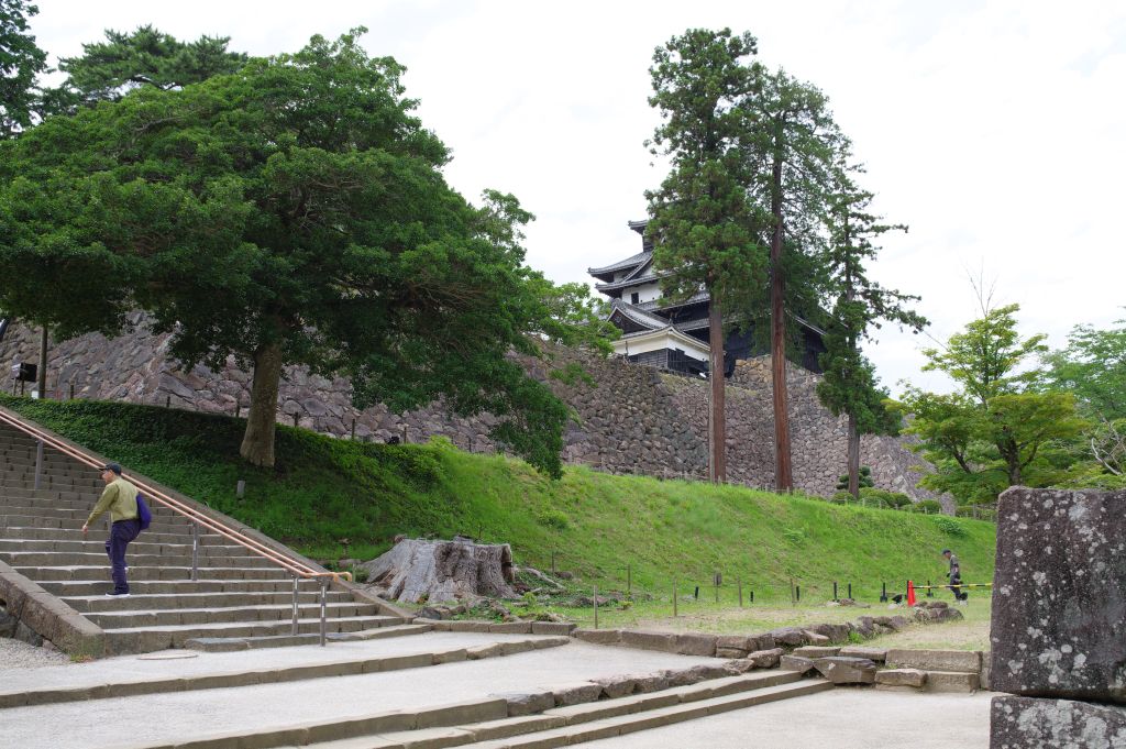 松江城・天守へ向かう