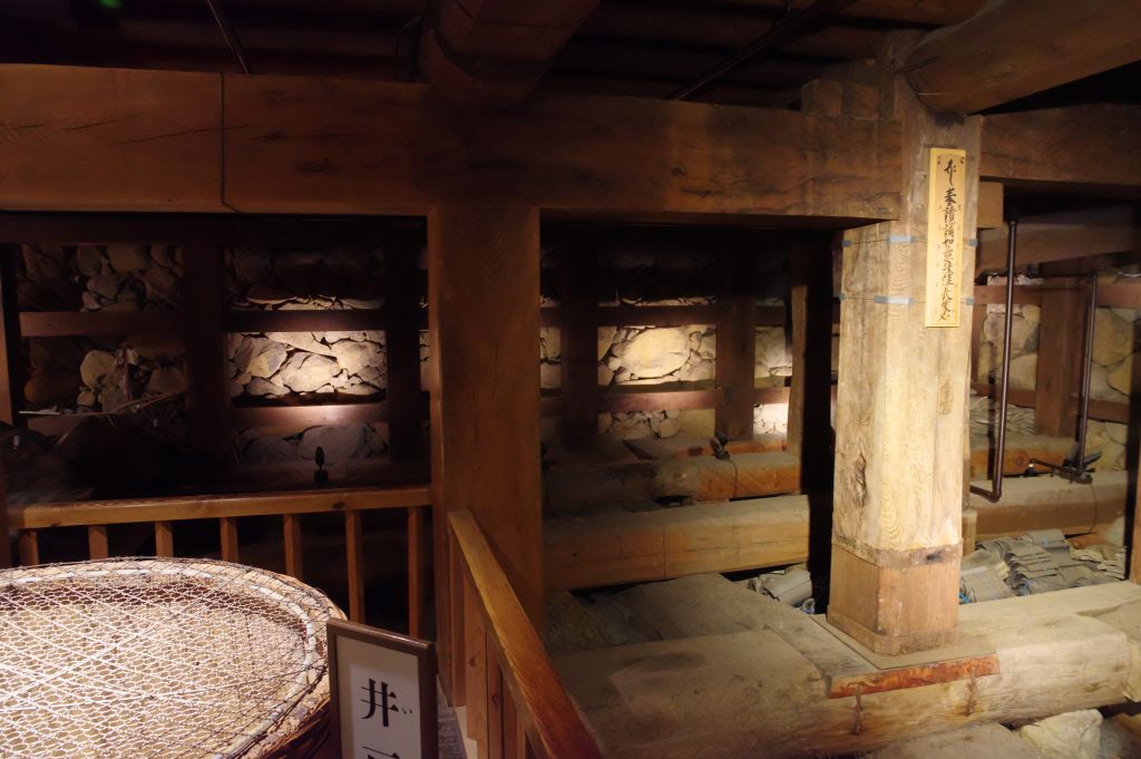 松江城・地階の井戸と右の札