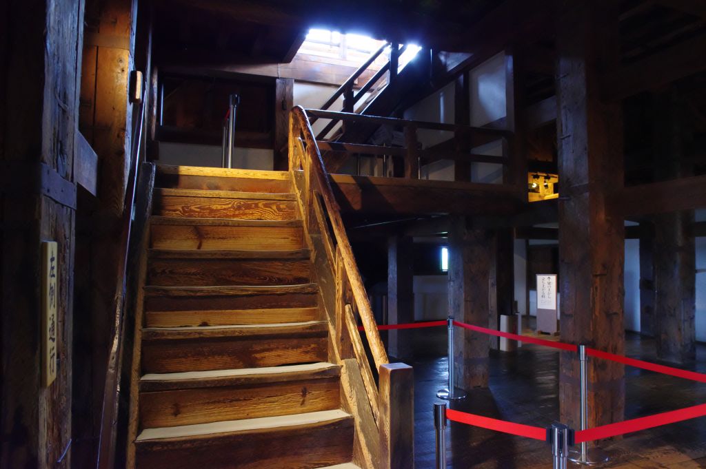 松江城・4階と5階の階段