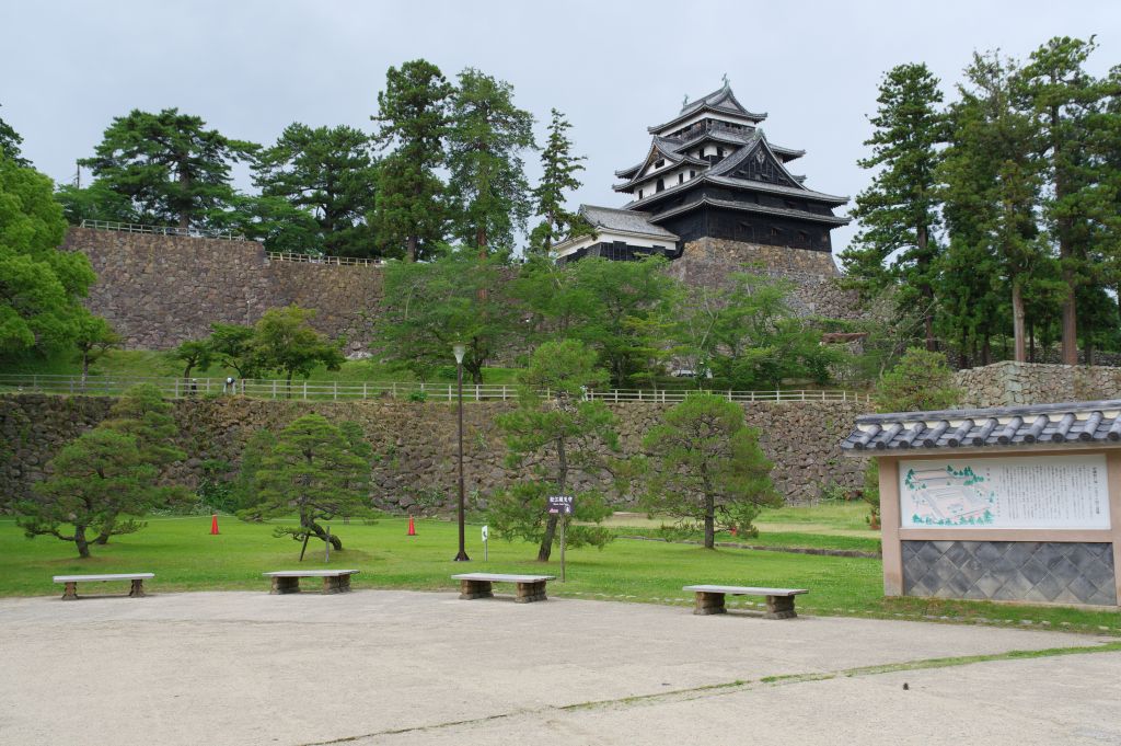 松江城・大手門付近からの天守