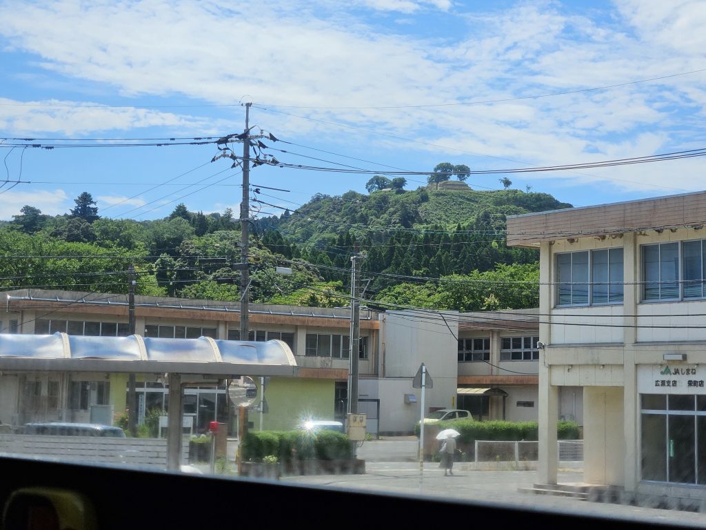 イエローバス車窓・月山富田城の山頂部