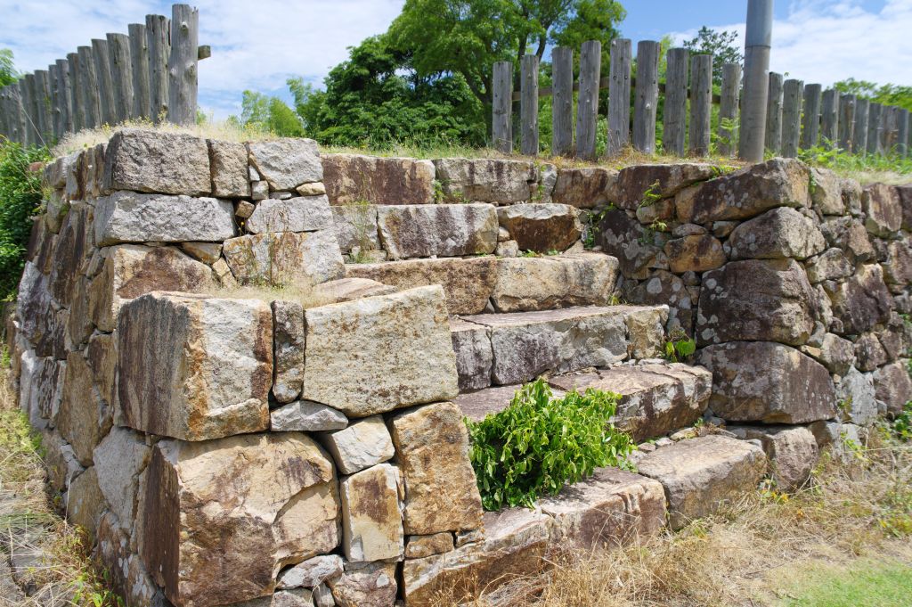 月山富田城・広場の石垣階段