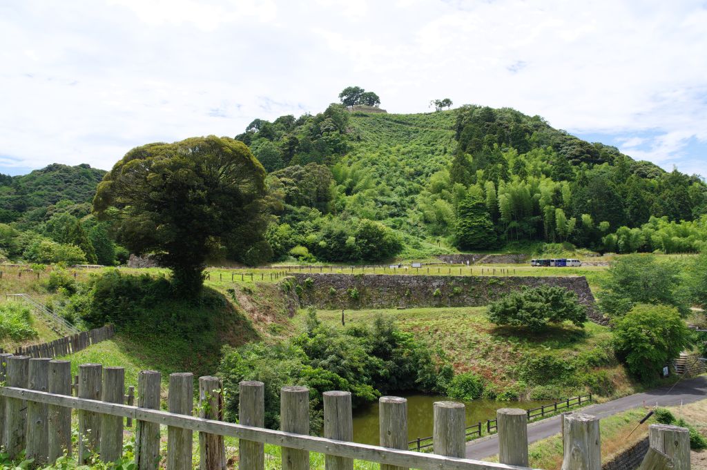 月山富田城・広場から見る山中御殿跡