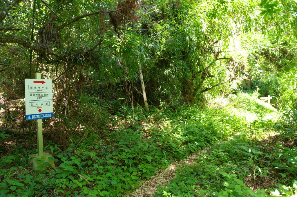 月山富田城・鬱蒼とした道