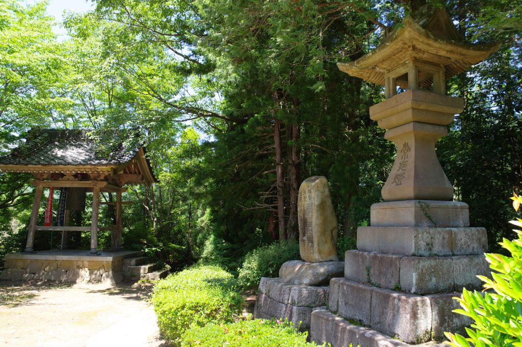 月山富田城・巖倉寺境内