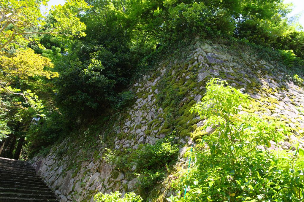 月山富田城・巖倉寺の石垣